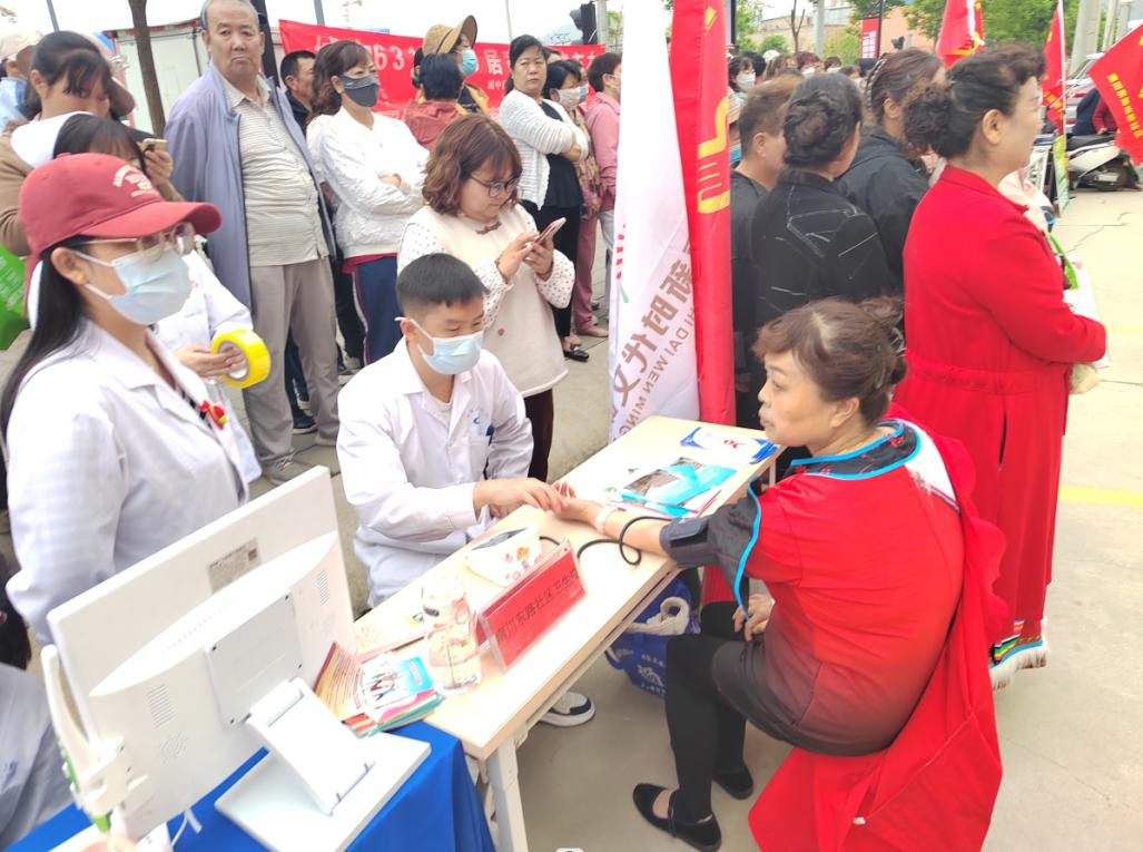 玩具堆放在义卖桌上,给便民集市上的叔叔阿姨,爷爷奶奶们展示并耐心的