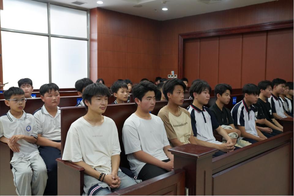 麟心向阳丨西城中学走进巨野法院旁听庭审
