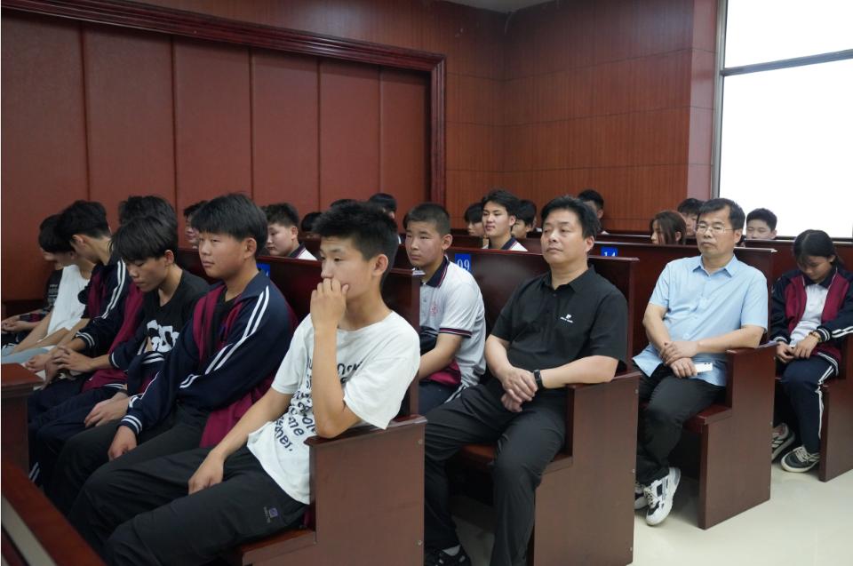 麟心向阳丨西城中学走进巨野法院旁听庭审