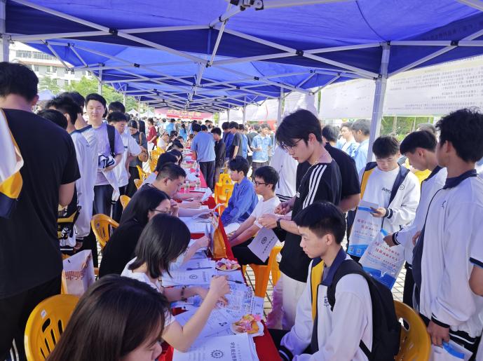 江门技师学院校服图片