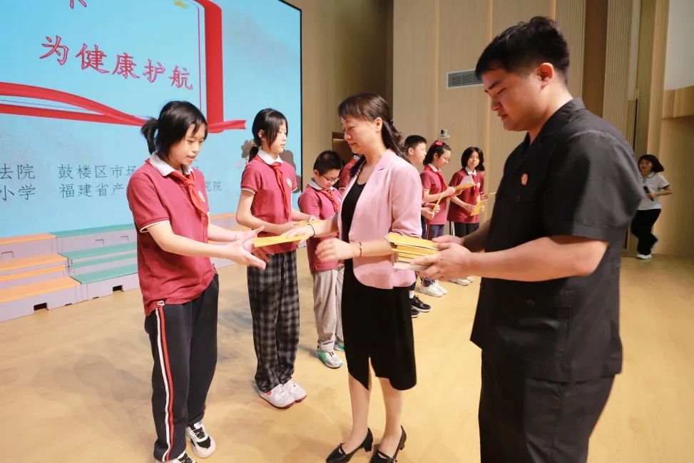 民一庭法务特派员前往格致中学,为全校师生做"典亮未来,与法同行"