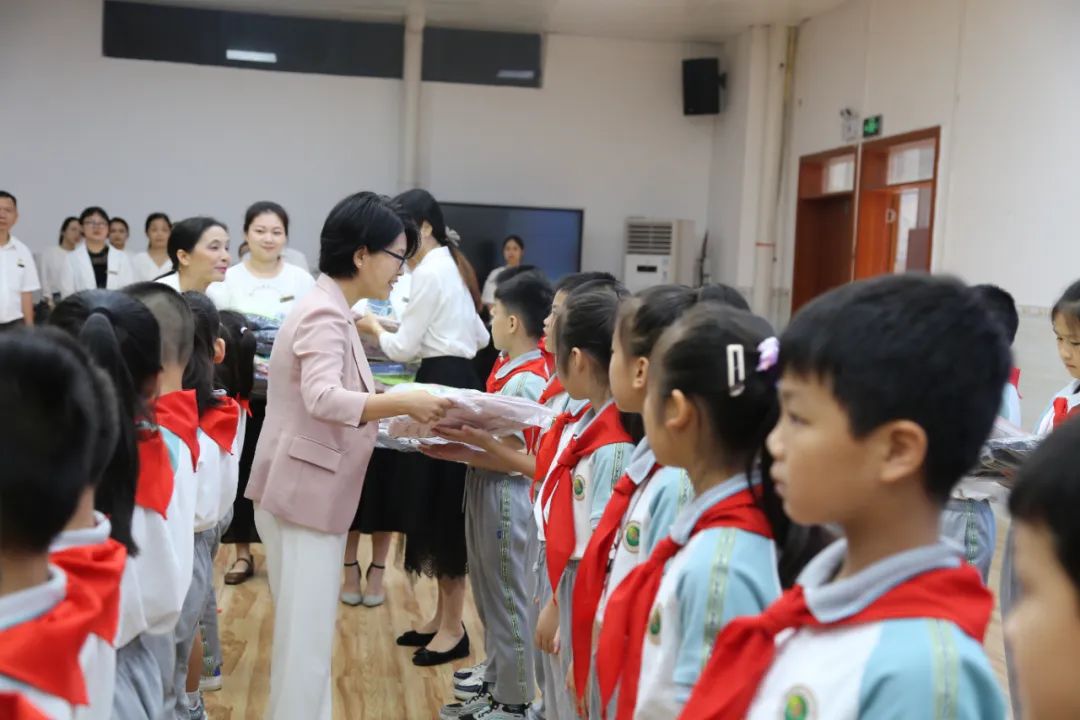 在港北区中山小学,张红梅听取了学校负责人介绍学校文化,民族团结进步