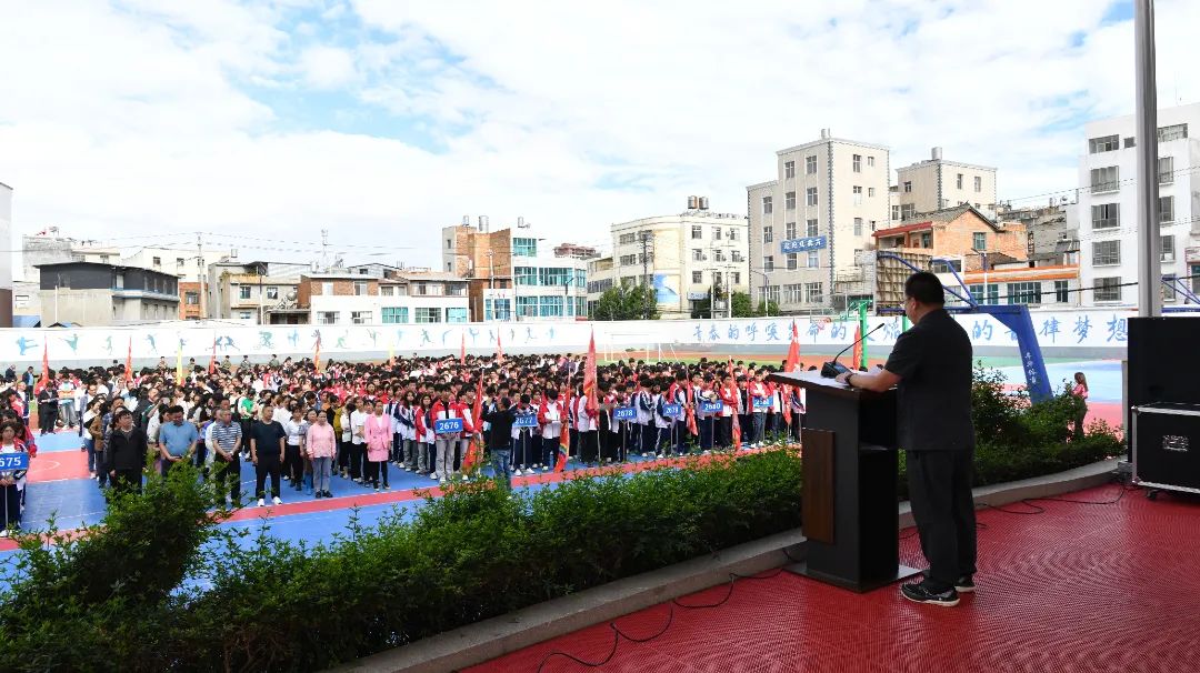 助力平安校园建设,5月27日,陆良县人民法院送法进蓉峰中学,为该校高一