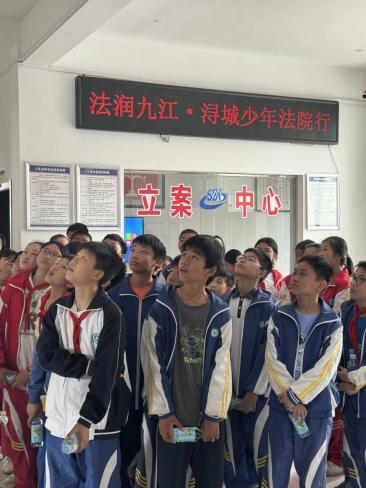 在凰村学校余福华副校长,陈蕾老师的带领下,六年级全体同学来到凰村