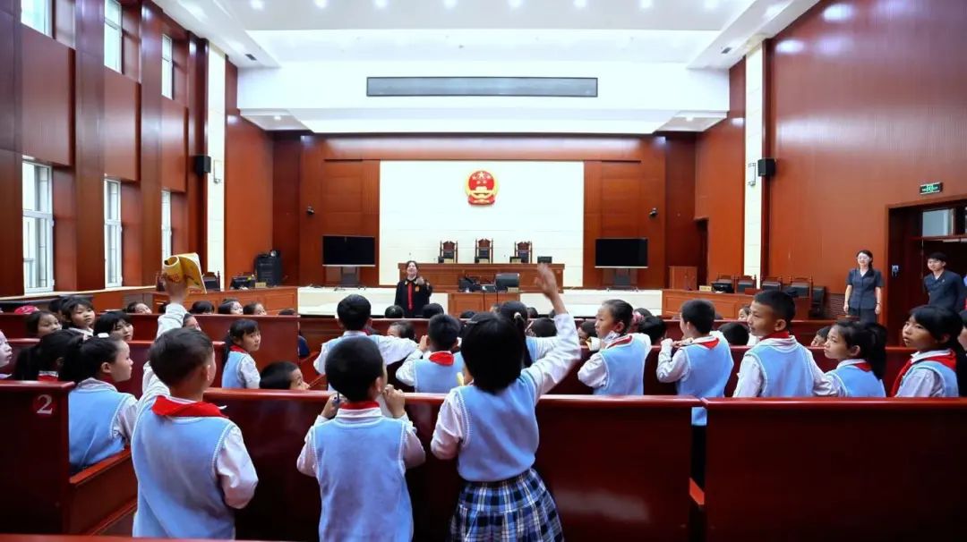 以法守护 童心筑梦丨特别的儿童节礼物