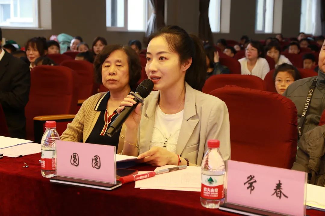 丹东广播电视台节目主持人圆圆对选手们的现场表现进行点评和指导,对