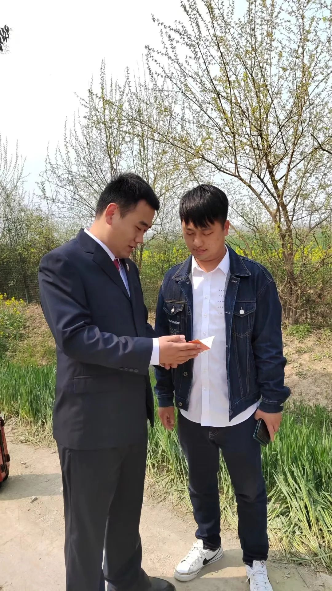 5月 10 日,光武法庭王海燕法官带领法官们深入辖区企业,开展司法服务