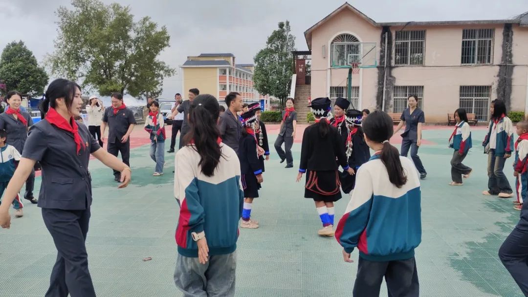 红河州中级人民法院,红河县人民法院联合走进红河县洛恩乡开展"六一