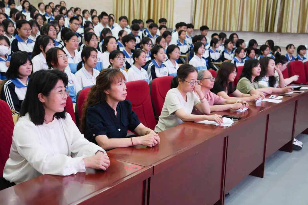 财经专业部主任助理张玉霞,李桂香以及5名评委老师,财经专业部部分
