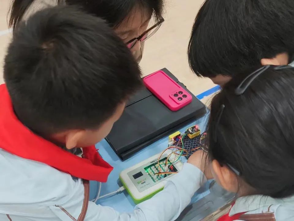 生生不息——青岛市科普专家库专家及团队助力澳门路小学"庆六一"科创