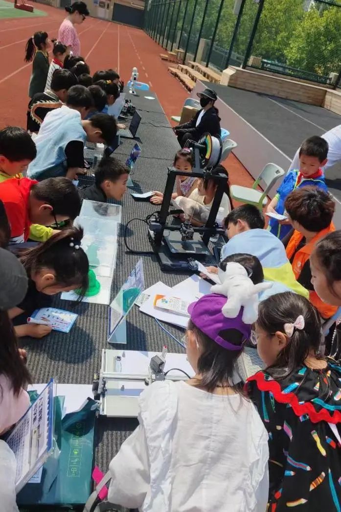 息——青岛市科普专家库专家及团队助力澳门路小学"庆六一"科创嘉年