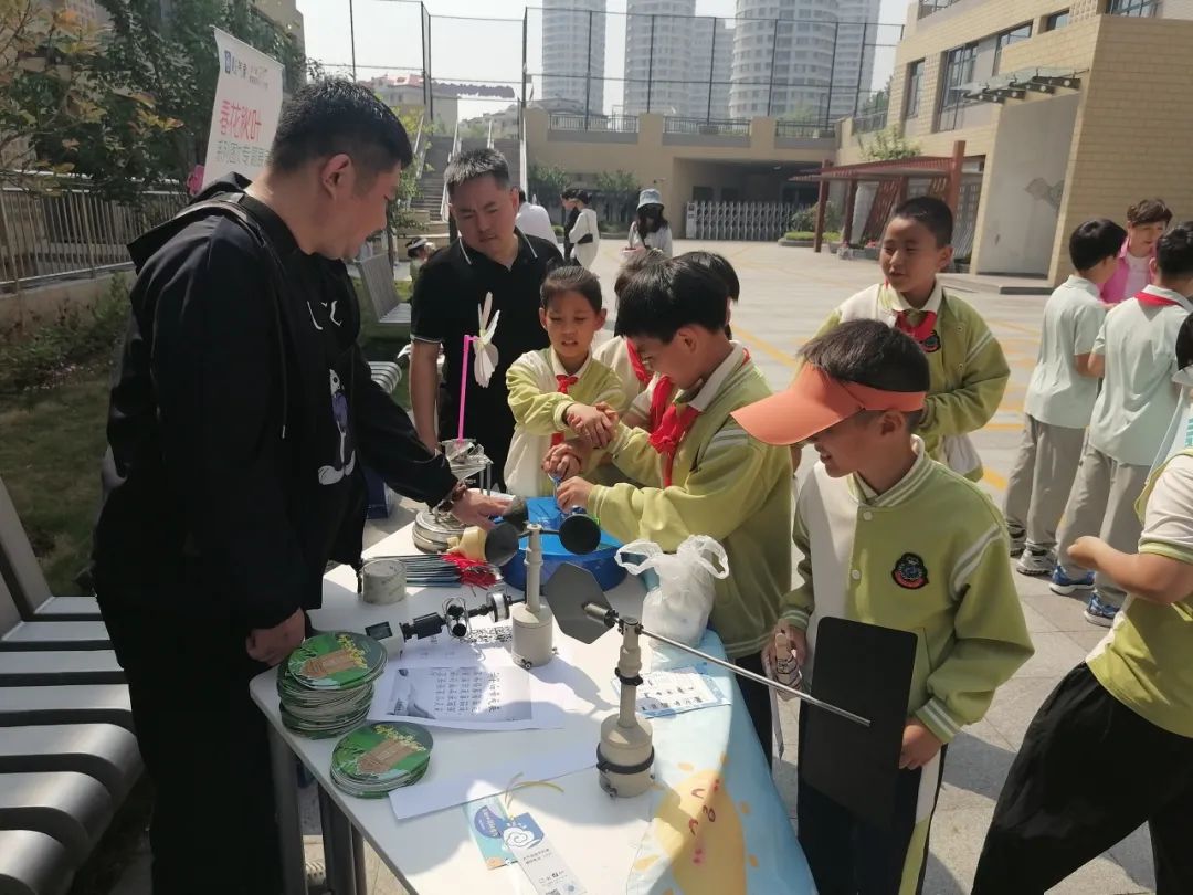 通过这样一系列的科技教育和实践活动,青岛澳门路小学正逐步将自身