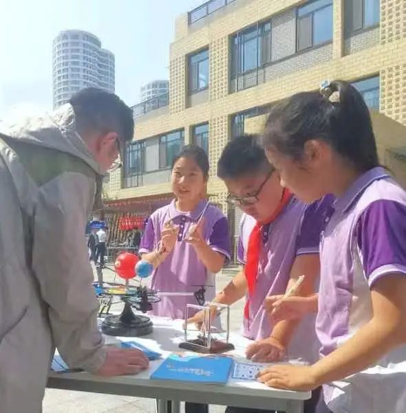 息——青岛市科普专家库专家及团队助力澳门路小学"庆六一"科创嘉年