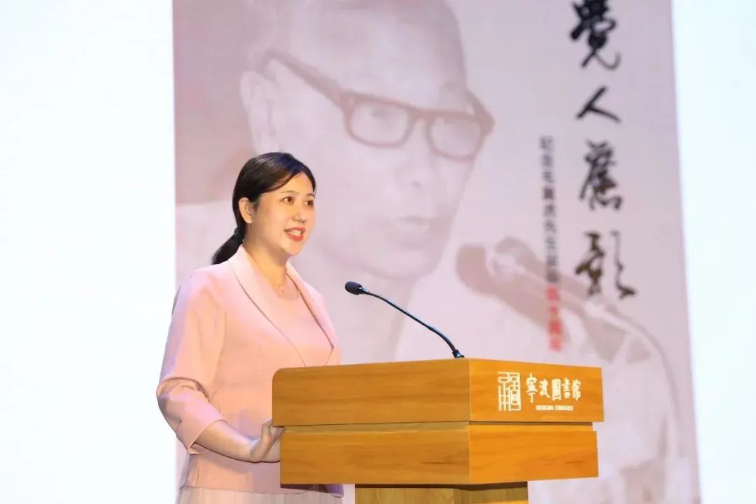 宁波诗社社长毛燕萍携诗社成员作纪念诗文吟诵,缅怀昔日老社长,字字