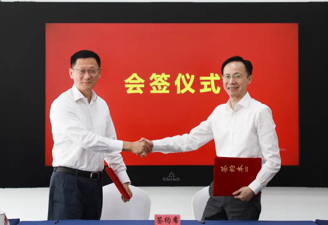 颁发聘书姚朝晖与李剑军为区检察院新聘请的"益心为公"志愿者颁发聘书