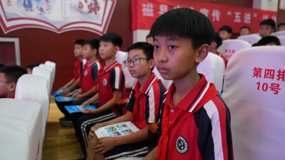 在磁县第三实验学校多功能教室里,一场充满智慧和勇气的防溺水宣传