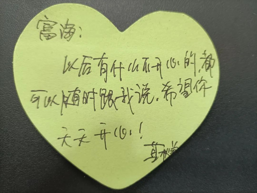 此次活动共收集到9个"微心愿",志愿者化身"心愿守护者",在给孩子送去"