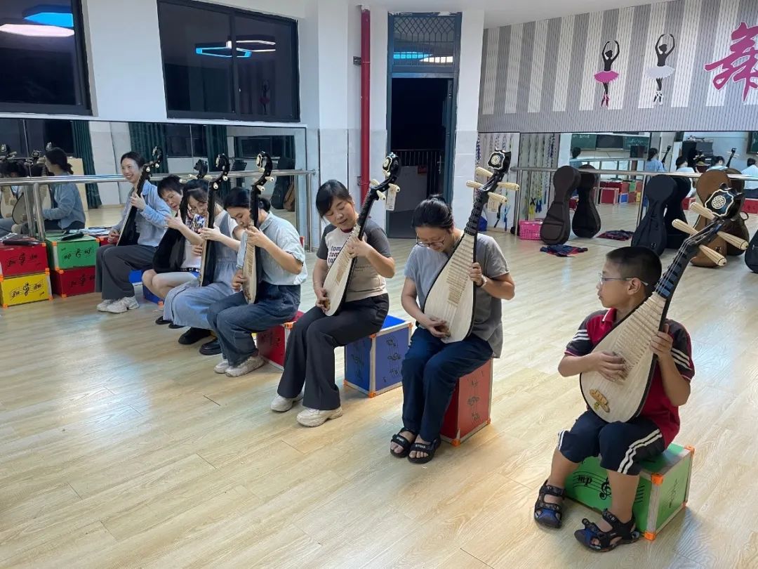 本次培训特邀了资深琵琶教师,为学员们传授琵琶的演奏技巧与音乐知识.