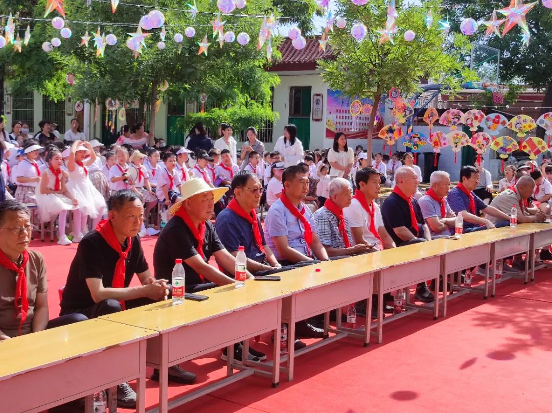 私评学校举办"沐浴阳光 天天向上" 六一儿童节文艺汇演