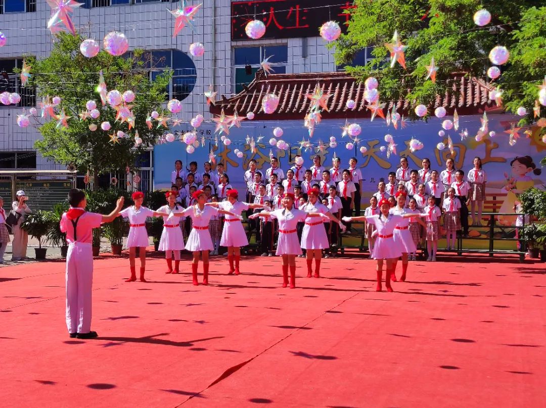 私评学校举办"沐浴阳光 天天向上" 六一儿童节文艺汇演