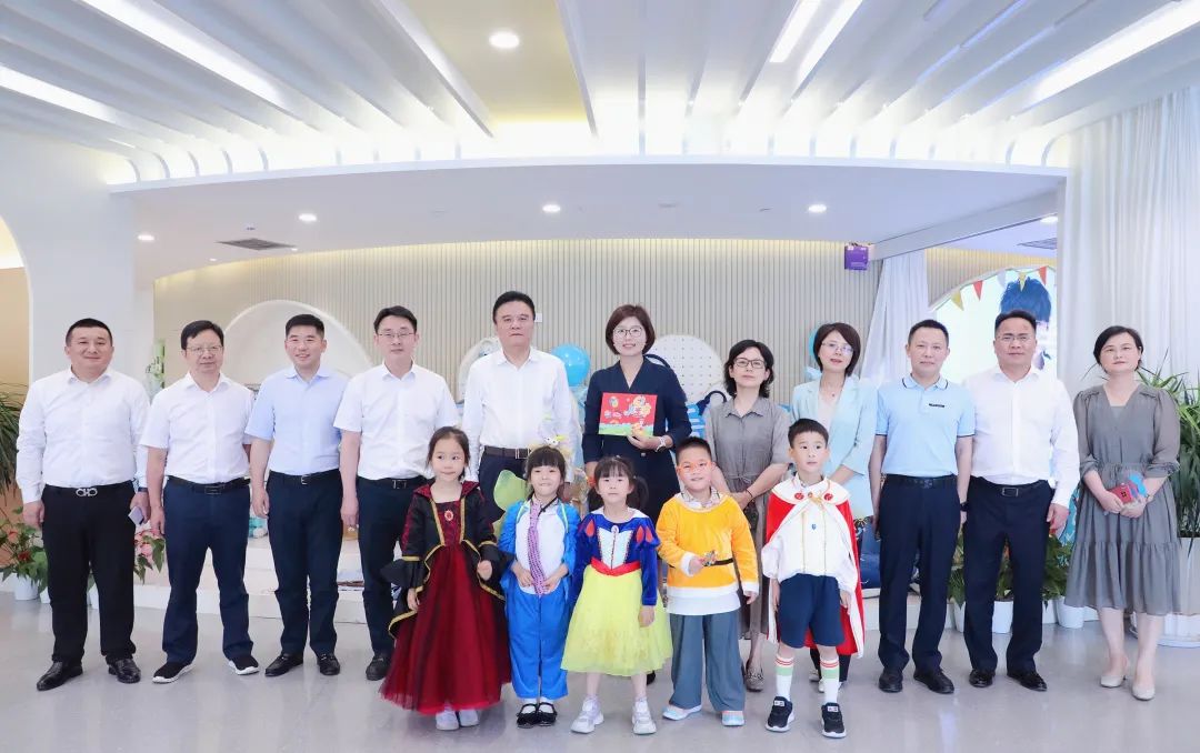 区领导赵立明,李军,施利君一行首先来到江南小学,详细了解学校的办学