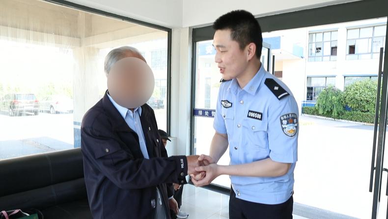 同学,你的书包找到了,快回家写作业吧!_澎湃号·政务_澎湃新闻-The Paper