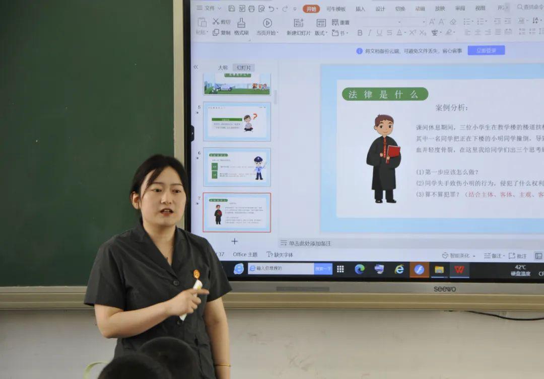 黟县法院情系留守法护童心5月27日,黟县法院干警们走进碧阳初级中学