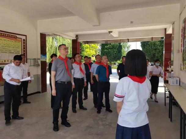 望都县四大班子领导开展"六一"儿童节慰问活动