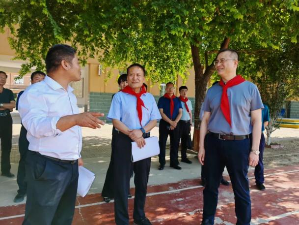 望都县四大班子领导开展"六一"儿童节慰问活动