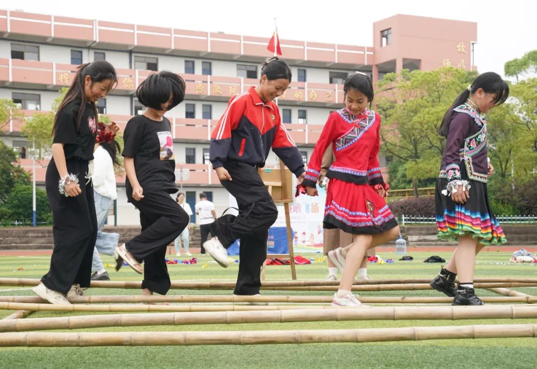 5月30日,渝水区鹄山中学举行"彝汉一家亲 共庆儿童节"活动.