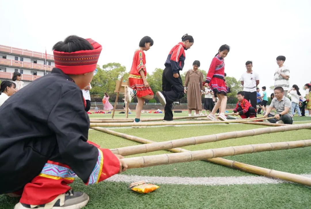 5月30日,渝水区鹄山中学举行"彝汉一家亲 共庆儿童节"活动.