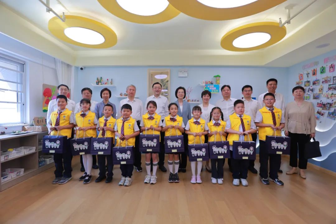 浦口外国语学校高新小学的小朋友们正在进行龙王山公园再变样民生