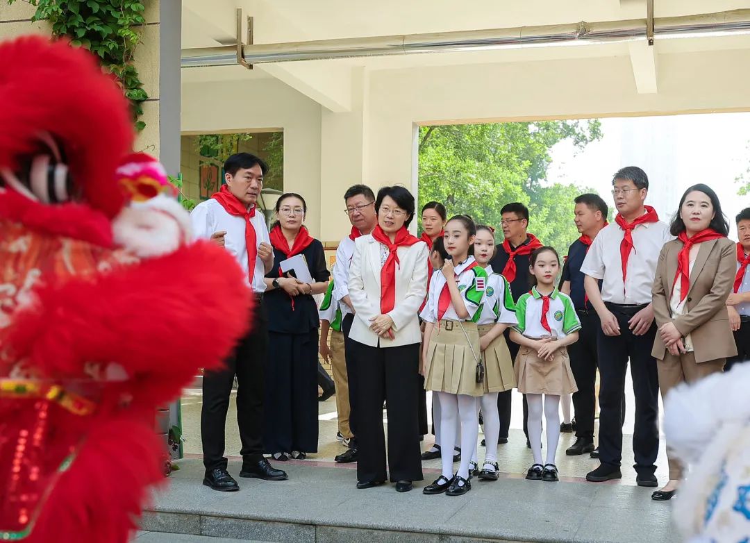 走进青年路小学教育集团商务城小学,少先队员们热情地为韩冬梅等领导
