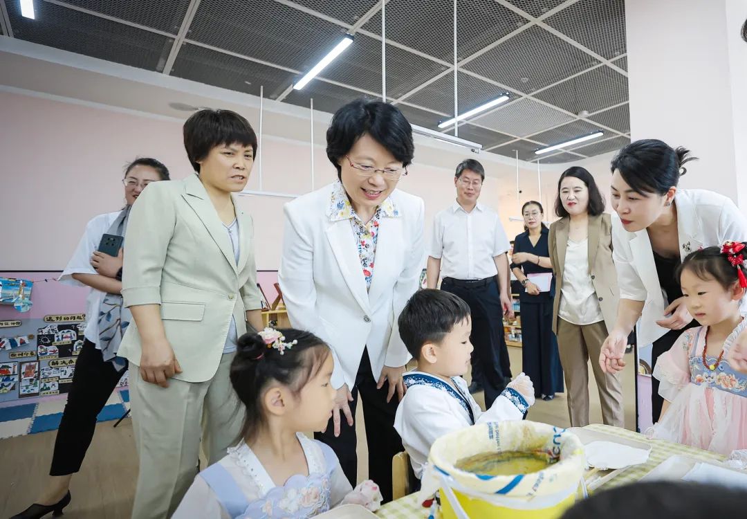 市委副书记韩冬梅来我区开展六一国际儿童节慰问活动