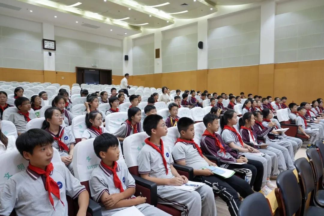 鉴湖小学90名师生走进柯桥法院开展"小小职业人"研学活动,通过参观