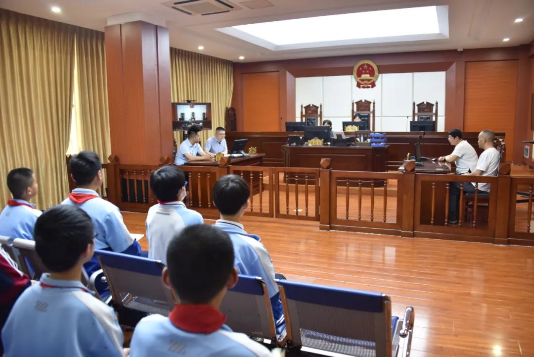 5月10日上午,法官走进临沂三河口小学为六年级的师生作法治教育报告