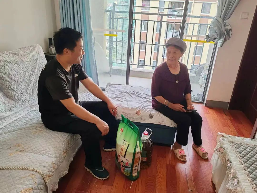 情系"一老一小" 守护"朝夕美好"——怒江中院深入社区开展关爱"一老一