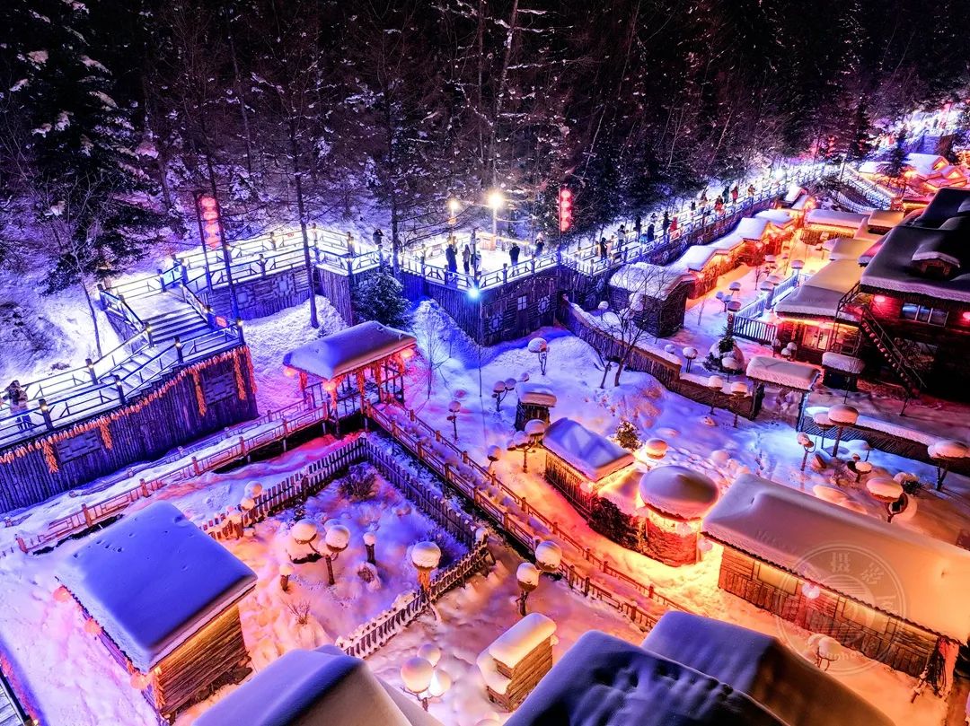 榆林古城在春节期间到处张灯结彩,灯会辉煌,热闹非凡,吸引了全国各地