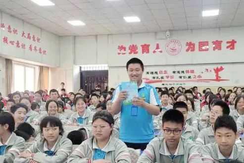 许昌日前,许昌市建安区司法局法律援助中心到许昌新区实验中学组织