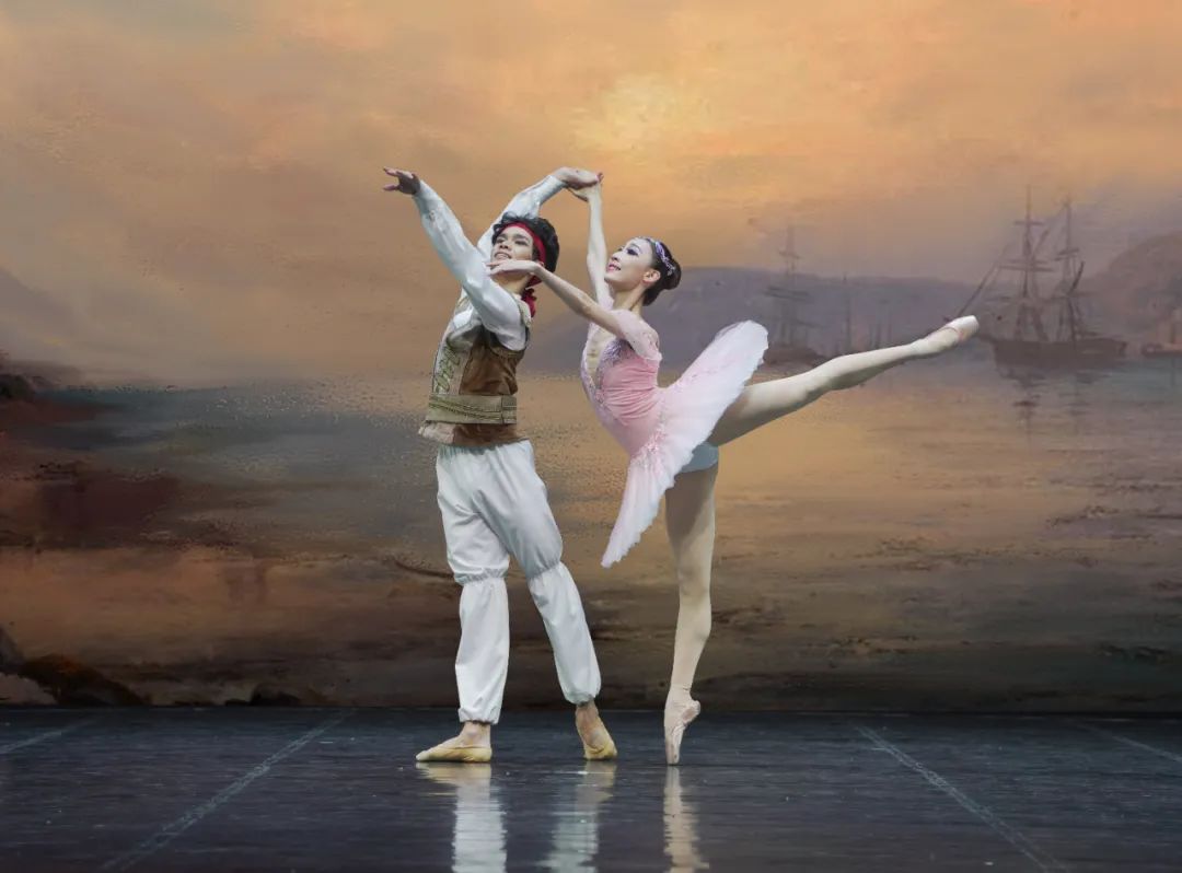 舞台上,优雅的芭蕾舞者们在灯光的照耀下翩翩起舞,他们身姿曼妙,动作