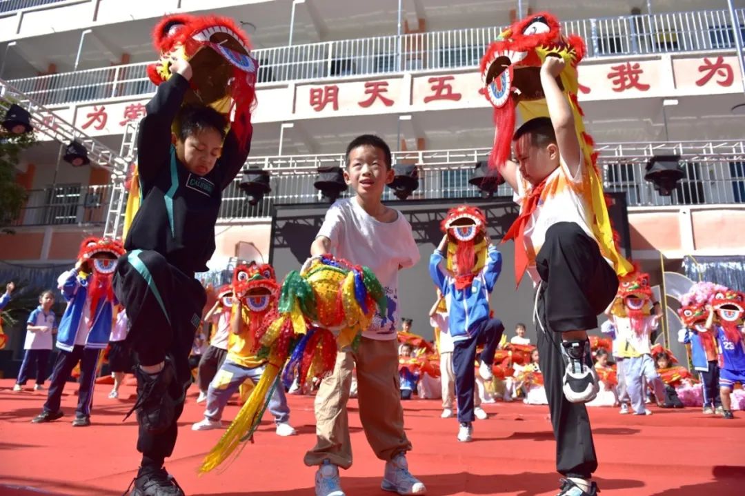 镇远县凯里市第四小学组织开展"致童年61拾童趣61玩转传统游戏"