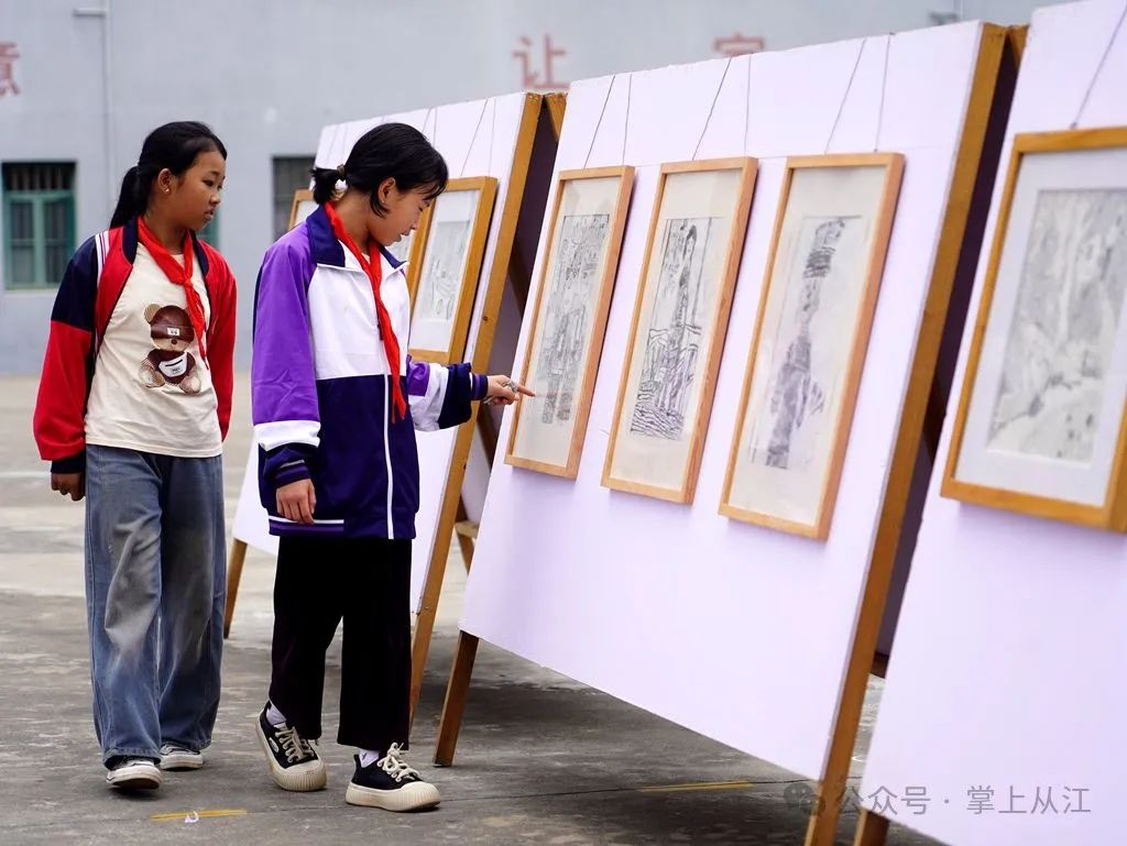 从江县5月29日,小朋友在丹寨县示范幼儿园表演节目.