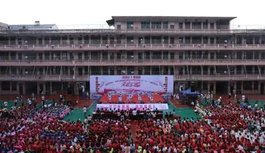 施秉县从江县丙妹镇,下江镇等学校举办书画展活动,迎接"六一"儿童节的