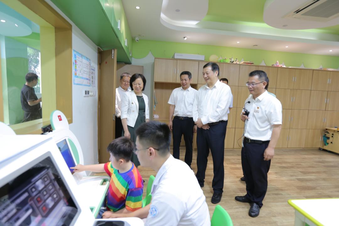 胡伟到杭州市儿童福利院看望慰问儿童