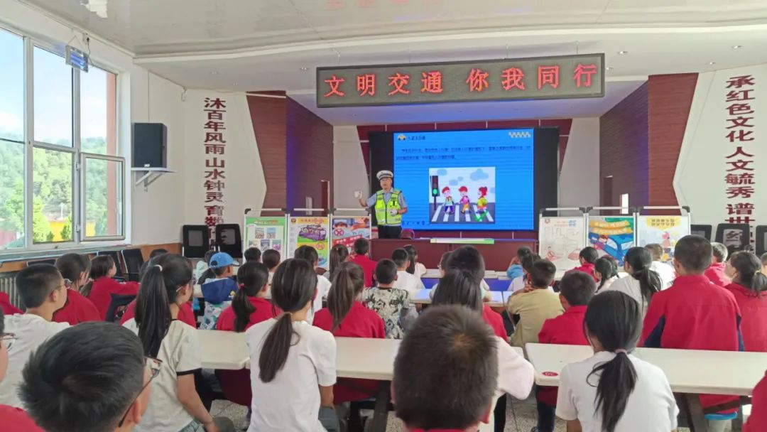 为进一步增强中小学生的交通安全意识和自我防护能力