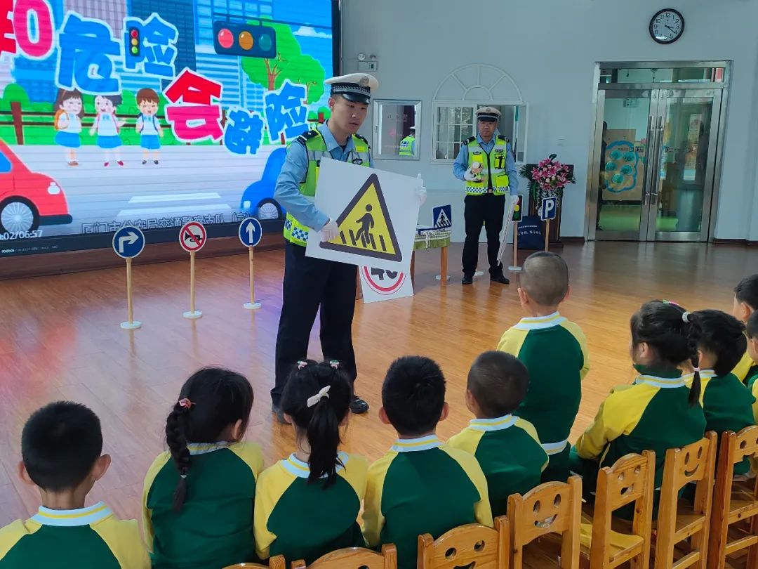 【六一特辑】警察蜀黍带着"小熊"送"礼"到校园