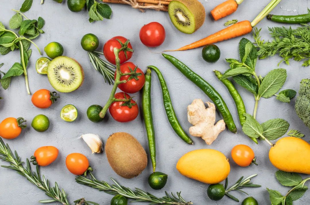 吃水果蔬菜能降低慢性病风险哈佛大学的研究团队最近在《美国临床