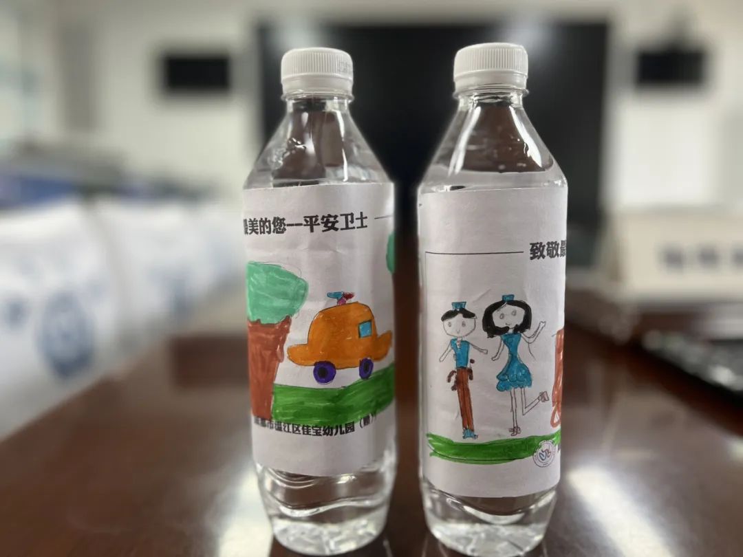 温江民警护学岗获赠"限定版"矿泉水