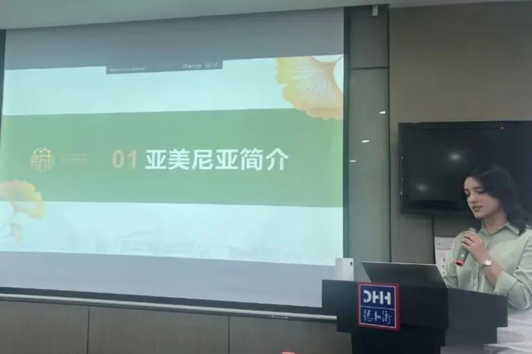 两位就读于南京大学法学院,分别来自俄罗斯和亚美尼亚的瓦列丽娅和