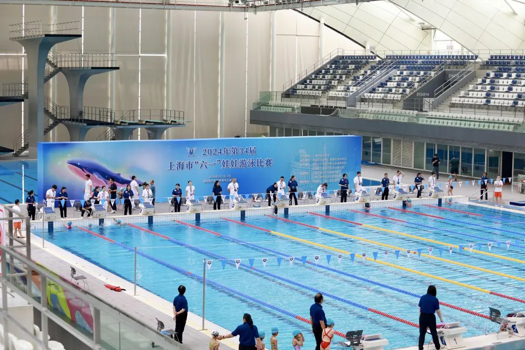  左右滑动查看更多>卢湾少体校游泳中级教练员廖丽萍介绍,今年的参赛